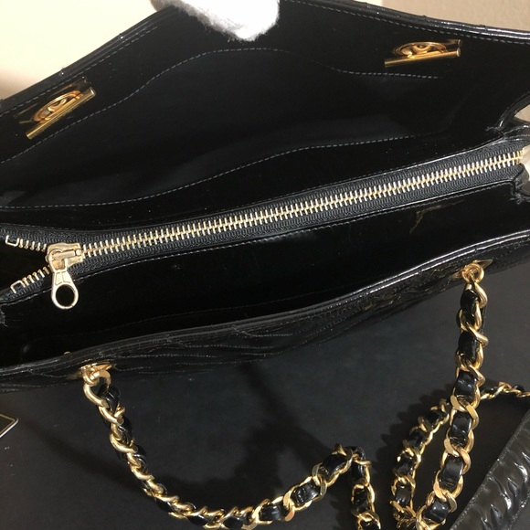 🔥CHANEL CHEVRON PURSE W/GOLD HARDWARES🔥 - Picture 14 of 14